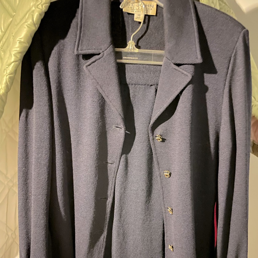 Ladies St. John knit blazer and skirt. Skirt is approximately 21” long. Size 10.
